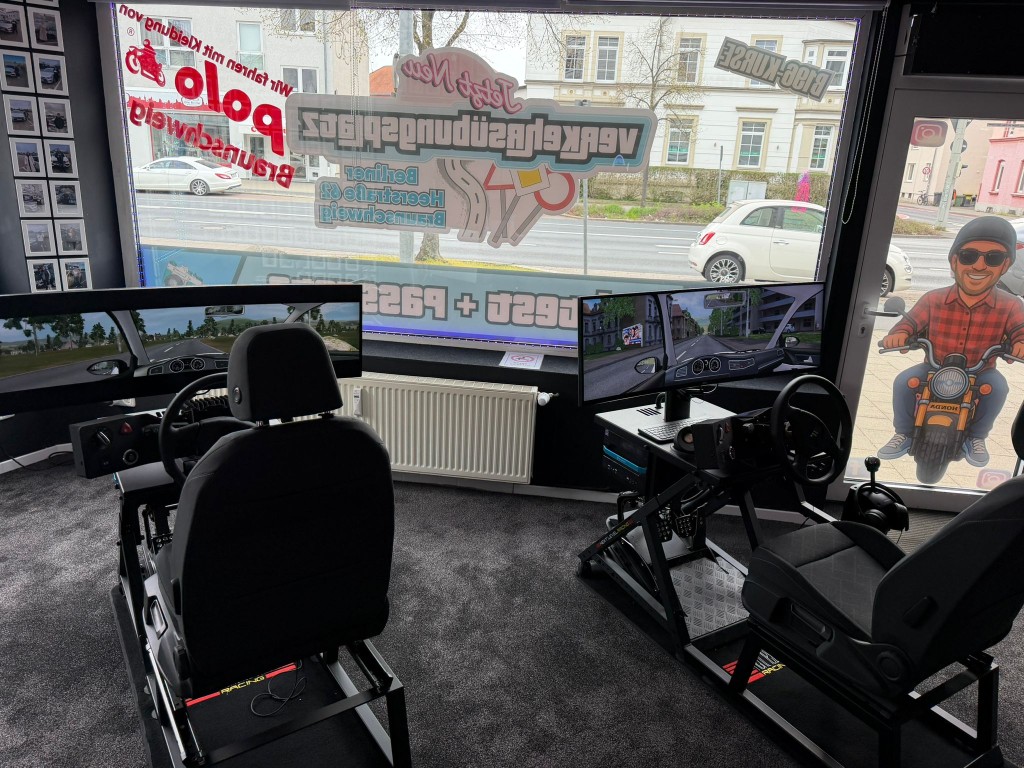 Fahrsimulator mit ultrabreitem Bildschirm in der Fahrschule Mausehund, Braunschweig