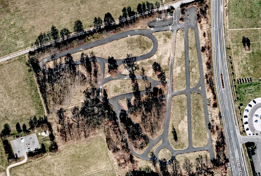 Luftansicht Verkehrsübungsplatz — Strecken, Kreisel und Übungsflächen